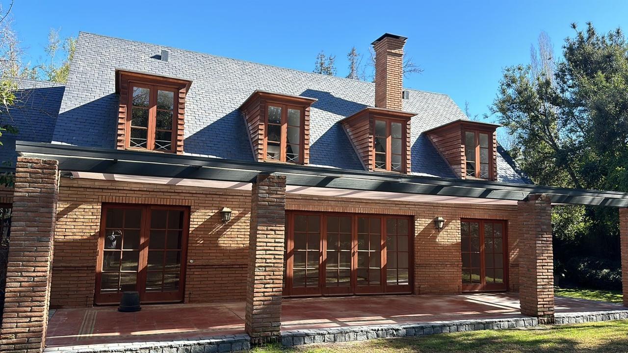 La fachada al jardín